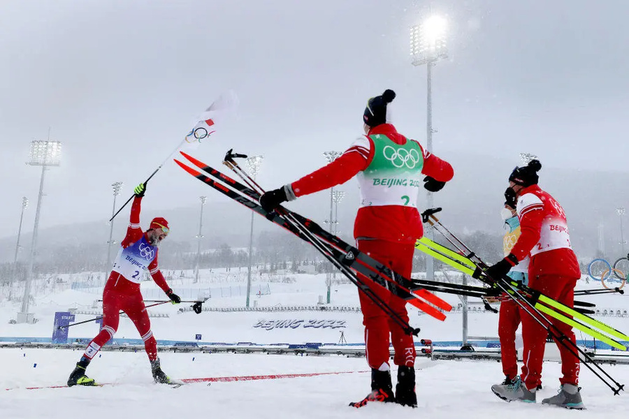 Мужская лыжная команда на финише золотой эстафеты на Олимпиаде в Пекине. Фото © Beijing2022.cn / Lars Baron / Getty Images