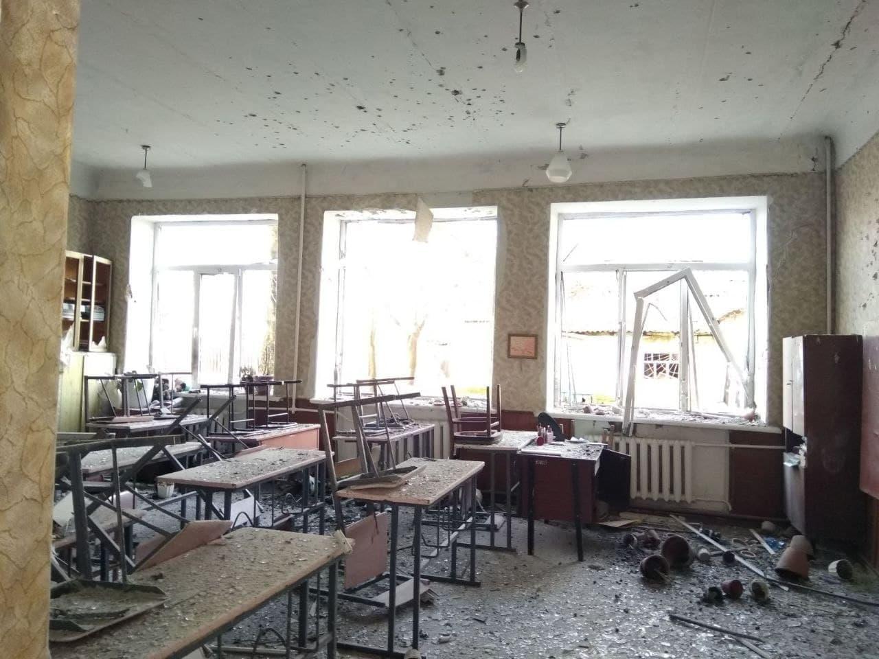Обстрелянная школа. Фото © Телеграм-канал мэра Донецка Алексея Кулемзина