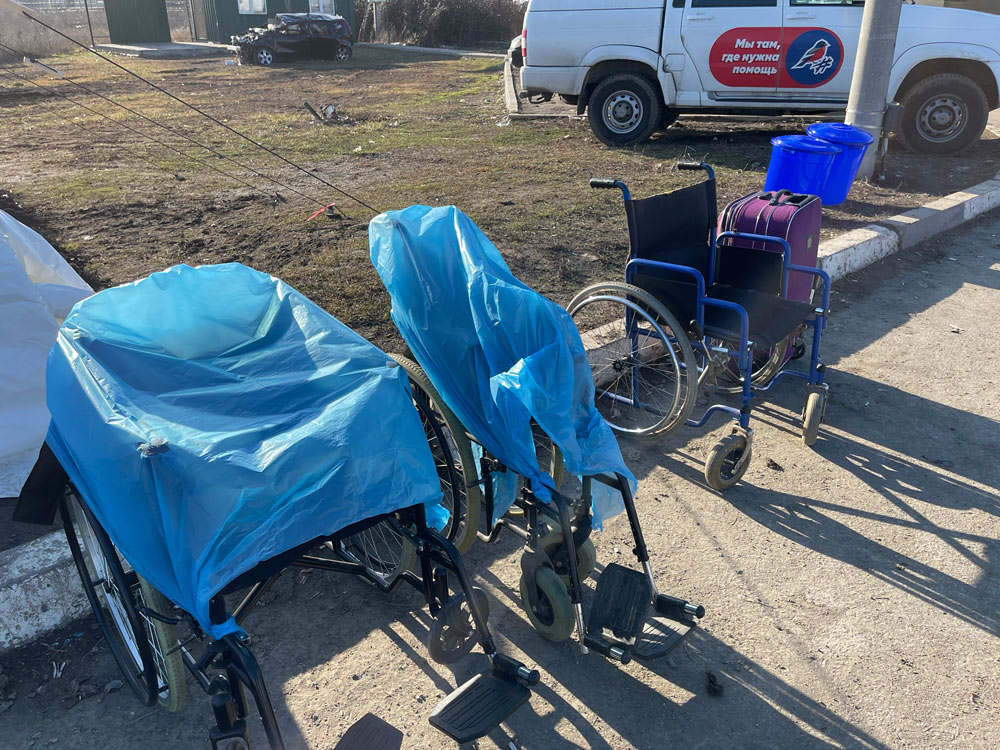 Волонтёры приготовили инвалидные коляски для жителей ЛДНР, которым требуется помощь. Фото © Предоставлено Лайфу