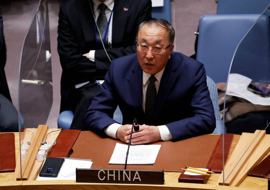 Постоянный представитель Китая при ООН Чжан Цзюнь. Обложка © ТАСС / EPA / JASON SZENES