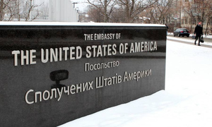 Bloomberg: США временно вывезут своё посольство с Украины в Польшу