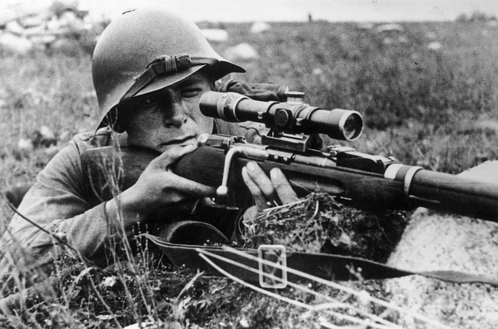 Советский снайпер целится в противника с помощью оптического прицела на своей винтовке. Фото © Getty Images / Picture Post / Hulton Archive