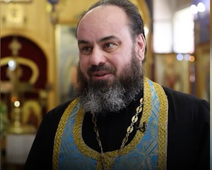 В Челябинске священник в свободное время ставит рекорды по пауэрлифтингу