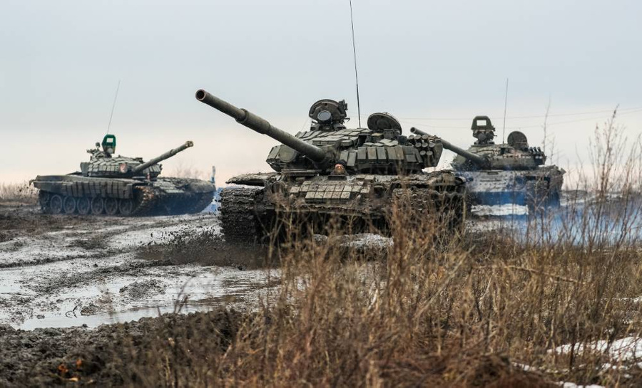 Танки Т-72БЗ во время боевых учений на полигоне Кадамовский. Фото © ТАСС / Романенко Эрик