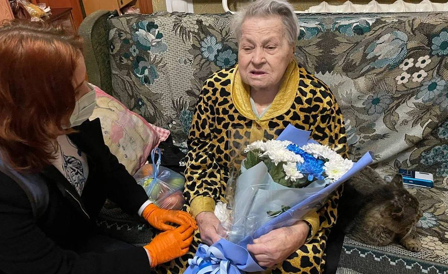 Ветерана Нину Митрофановну Воробьёву поздравили с Днём защитника Отечества. Фото © Предоставлено LIFE