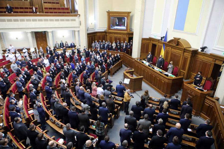 Рада утвердила указ Зеленского о введении режима ЧП на Украине с 24 февраля