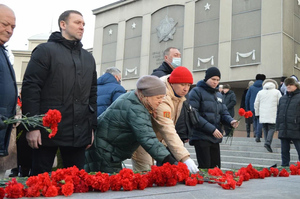 Представители "Бессмертного полка" почтили память павших защитников Родины в регионах России