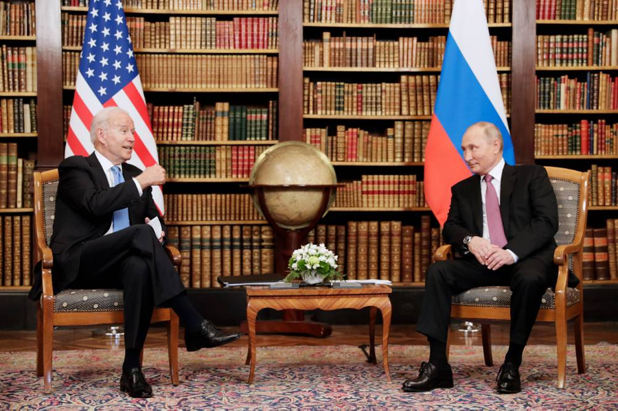 Президент США Джо Байден и президент России Владимир Путин во время двустороннего саммита в Женеве в 2021 году. Фото © ТАСС / Метцель Михаил