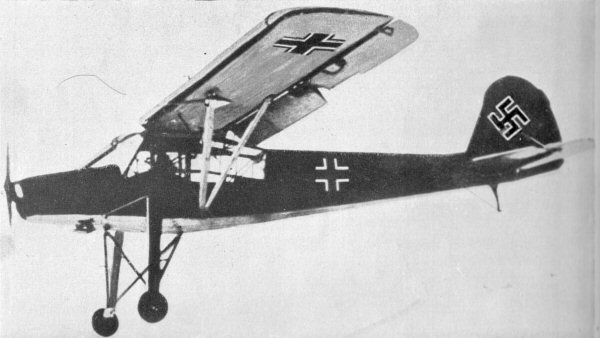 Самолет Fieseler Fi 156 в полном полёте, модель идентична той, на которой Эйке был сбит советскими войсками. Фото © Wikipedia / Public Domain