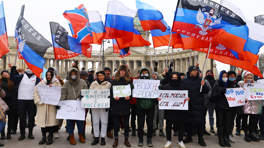 Акция в поддержку признания независимости ДНР и ЛНР в Санкт-Петербурге. Обложка © ТАСС / Петр Ковалев