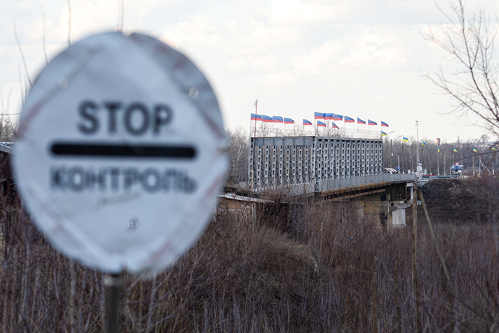 Временный пункт пропуска через линию соприкосновения Станица Луганская. Фото © ТАСС / Александр Река