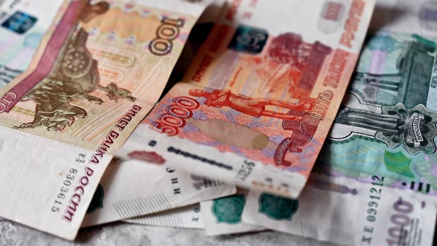 После заявлений Байдена курс рубля к доллару и евро вырос