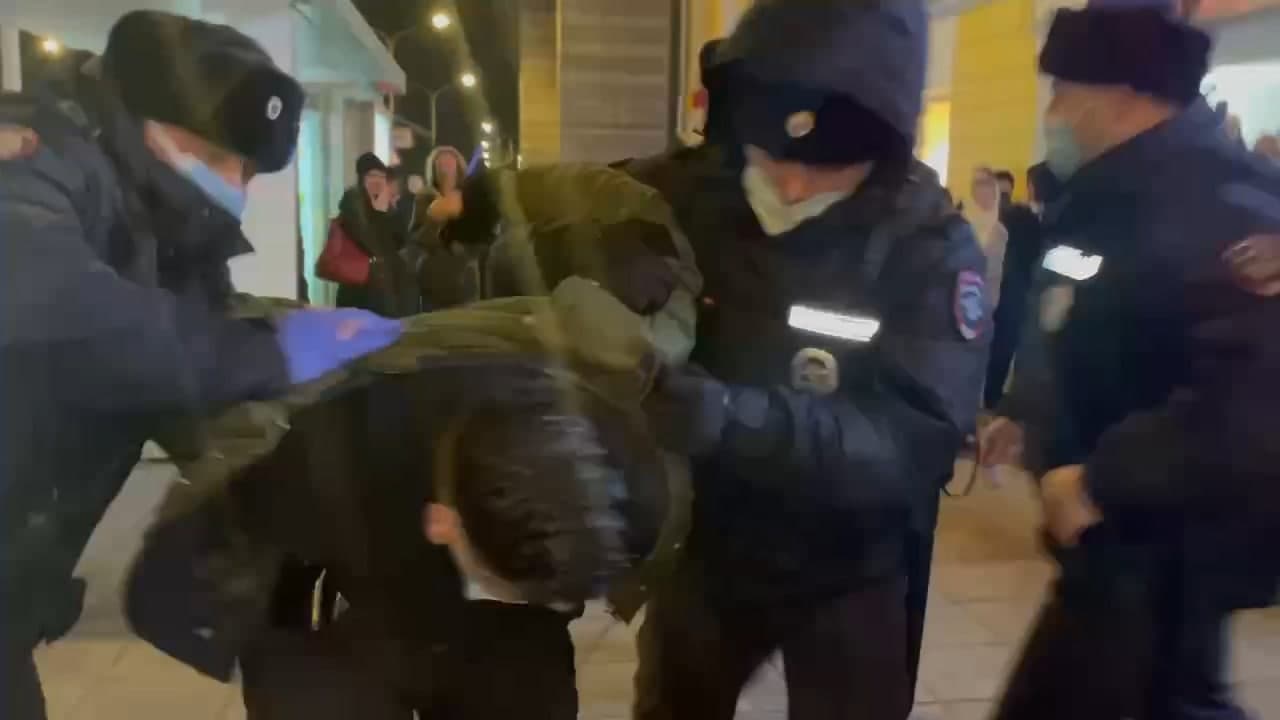 На незаконной акции в центре Москвы задержали 600 человек