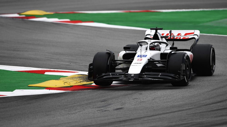 <p>Обложка © <a href="https://www.formula1.com/en/latest/article.haas-to-use-all-white-livery-on-final-day-of-barcelona-pre-season-running.4yJ2e7yoN2hWYrTWFXBzk6.html" target="_blank" rel="noopener noreferrer">Сайт</a> "Формулы-1"</p>