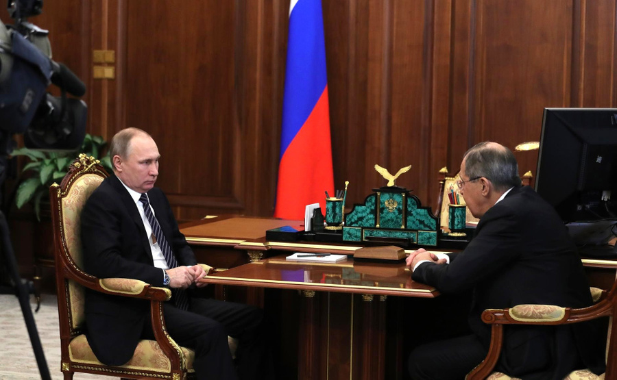 Президент РФ Владимир Путин и глава МИД РФ Сергей Лавров (справа). Фото © Пресс-служба Кремля