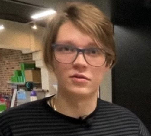 <p>У меня с раннего детства ни одна машинка, подаренная родителями или кем-либо, не держалась дольше одного дня. Она тут же разбиралась отвёртками очень варварски. А далее я перешёл на ремонт телефонов. Сейчас это моё хобби.</p>