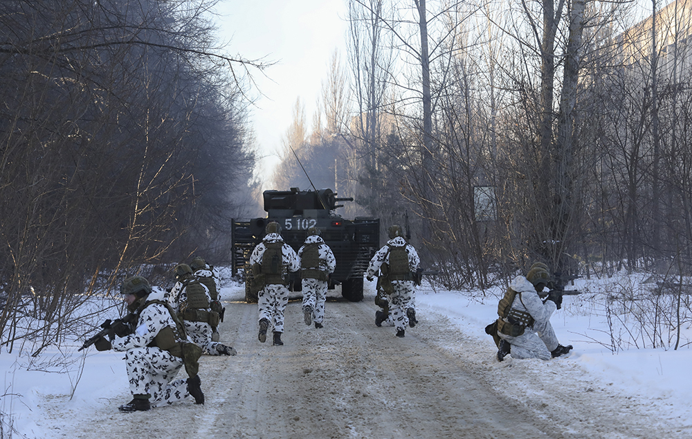 Национальная гвардия Украины и подразделения спецопераций ВСУ проводят учения в Припяти. Фото © ТАСС / AP / Mykola Tymchenko