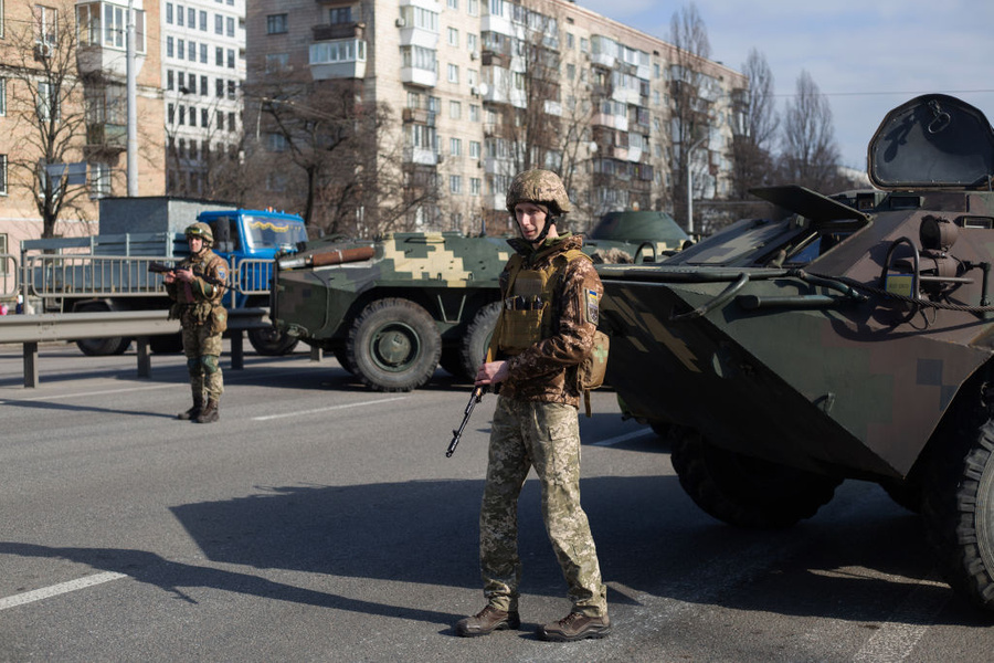 Украинские военнослужащие патрулируют контрольно-пропускной пункт 25 февраля 2022 года в Киеве, Украина. Обложка © Getty Images / Anastasia Vlasova