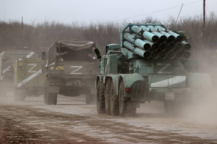 <p>Военная техника на выезде из города. Обложка © ТАСС / Сергей Мальгавко</p>