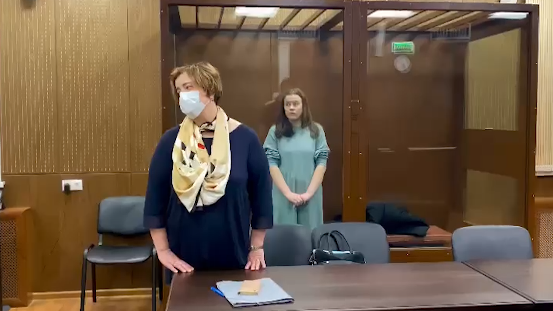 Девушка молотова. Девушка бросившая коктейль Молотова в полицейских. Арест девушек в суде. Девушка арестована в суде.