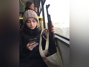 Зарубежные блогеры приняли жительницу Новосибирска за вооружённую украинку
