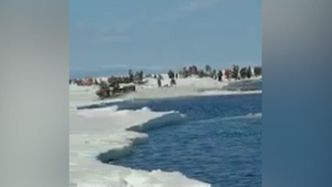 "Красавчик!": Сахалинец рискнул и на снегоходе "переплыл" пятиметровую трещину на льду