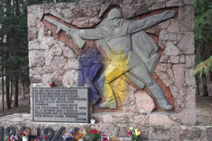 Вандалы изуродовали сразу два памятника воинам-освободителям в Риге