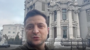 Зеленский заявил, что находится в Киеве и не отдавал приказ армии сложить оружие