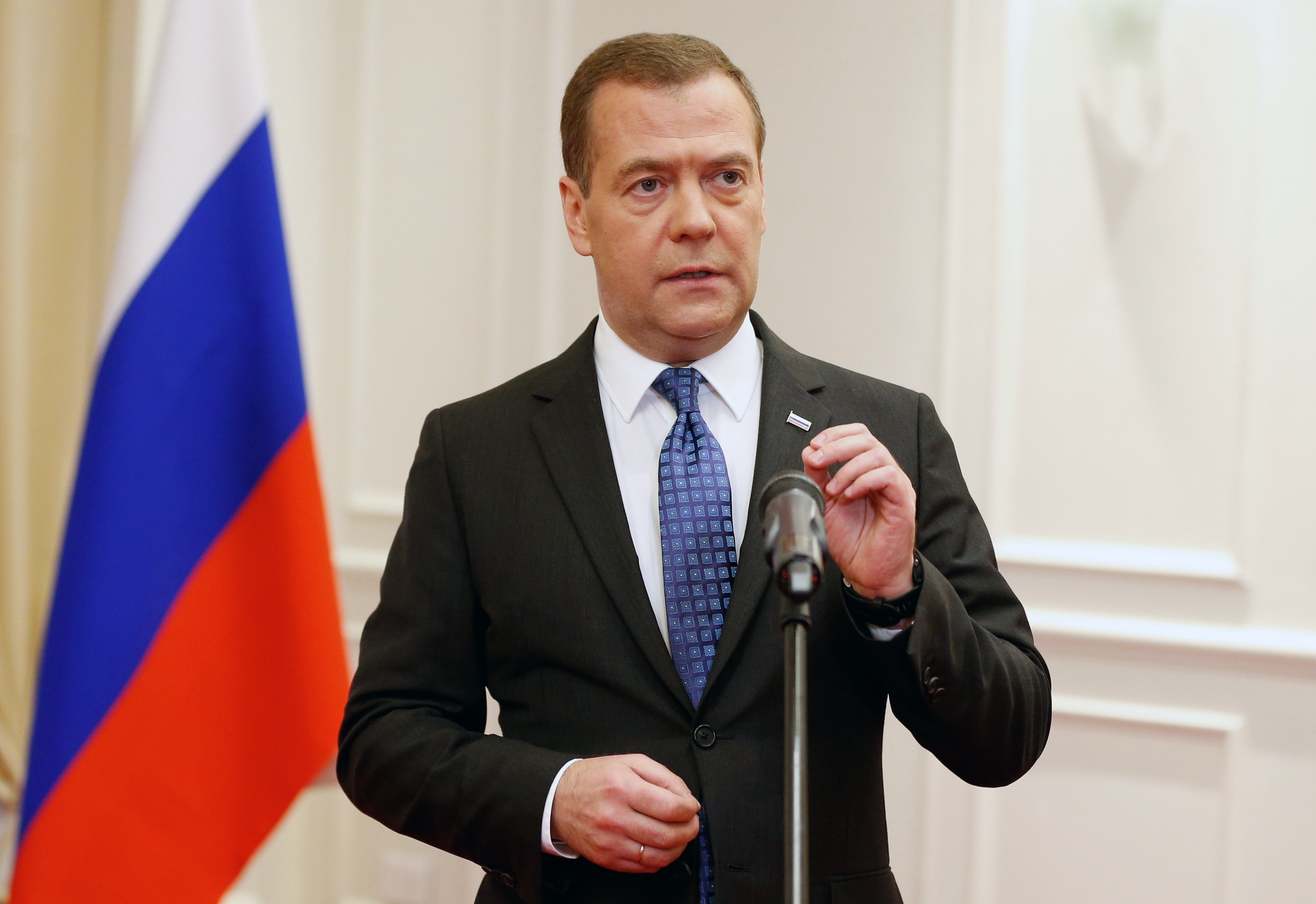 Медведев во френче. Медведев на фоне флага России. Медведев д а в военной форме.