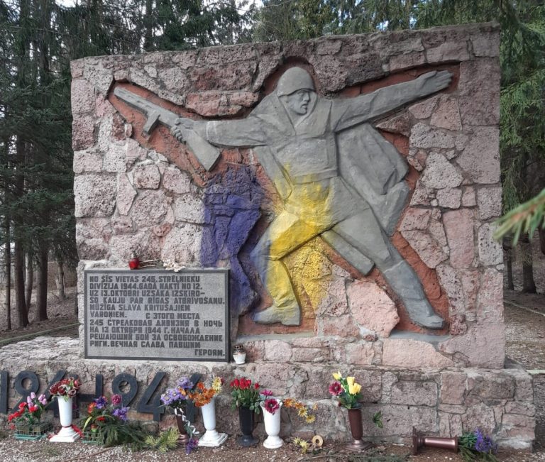 Вандалы облили памятник советским воинам-освободителям в Риге. Фото © Mixnews