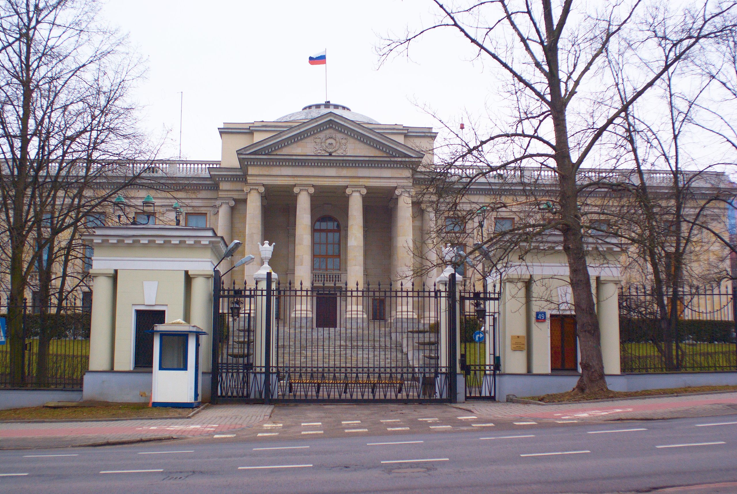 Посольство РФ в Варшаве обстреляли из рогатки и выбили стёкла