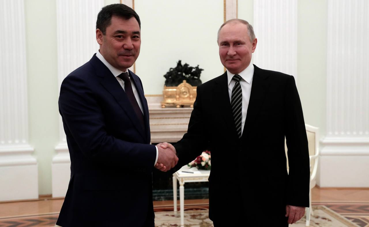 Президент Киргизии в разговоре с Путиным поддержал действия России по защите Донбасса