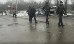 ФСБ показала кадры перехода ещё девяти пограничников Украины на сторону России
