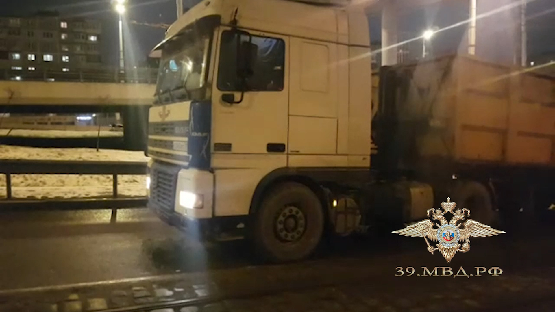В Калининграде водитель грузовика сбил мать с ребёнком на пешеходном переходе