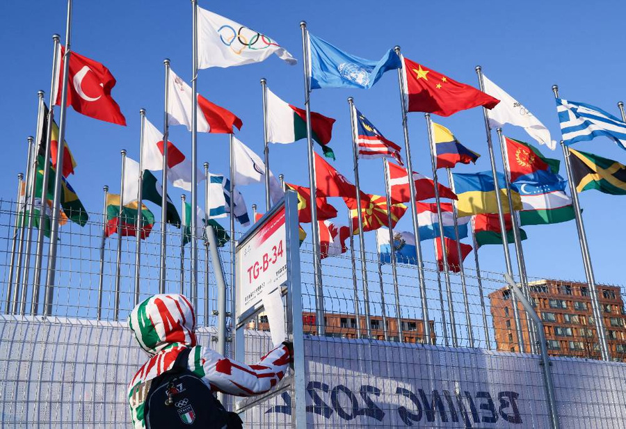 Вид на флаги стран – участниц Олимпиады-2022 на территории Олимпийской деревни. Фото © ТАСС / Шарифулин Валерий