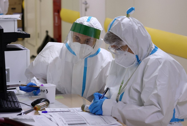 <p>Медики в процессе аналитической работы. Фото © ТАСС / Владимир Гердо</p>