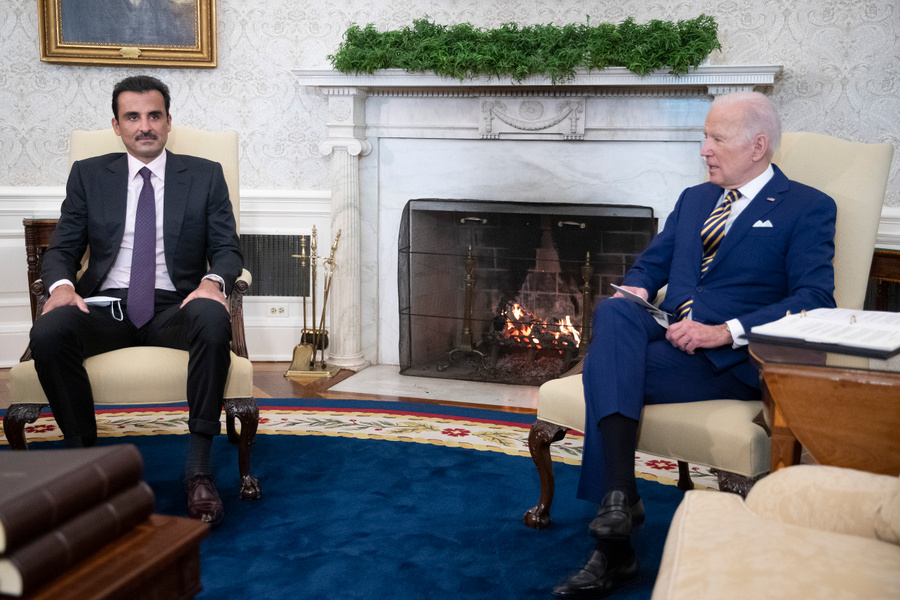 <p>Эмир Катара шейх Тамим бин Хамад Аль Тани и президент США Джо Байден в Овальном кабинете 31 января 2022 года в Вашингтоне, округ Колумбия. Фото © Getty Images / Tom Brenner-Pool / New York Times</p>