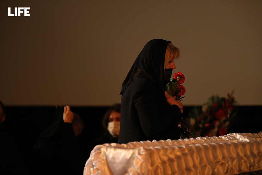 Возложение цветов на прощальной церемонии с Виктором Мережко. Фото © LIFE / Римма Львова