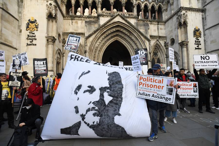 Плакат с Джулианом Ассанжем на митинге в Лондоне © ТАСС / EPA / ANDY RAIN