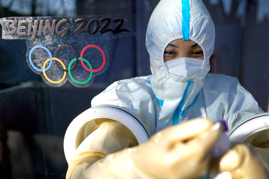 Тестирование на CoViD-19 в преддверии Олимпиады-2022 в Пекине. Фото © AP / David J. Phillip