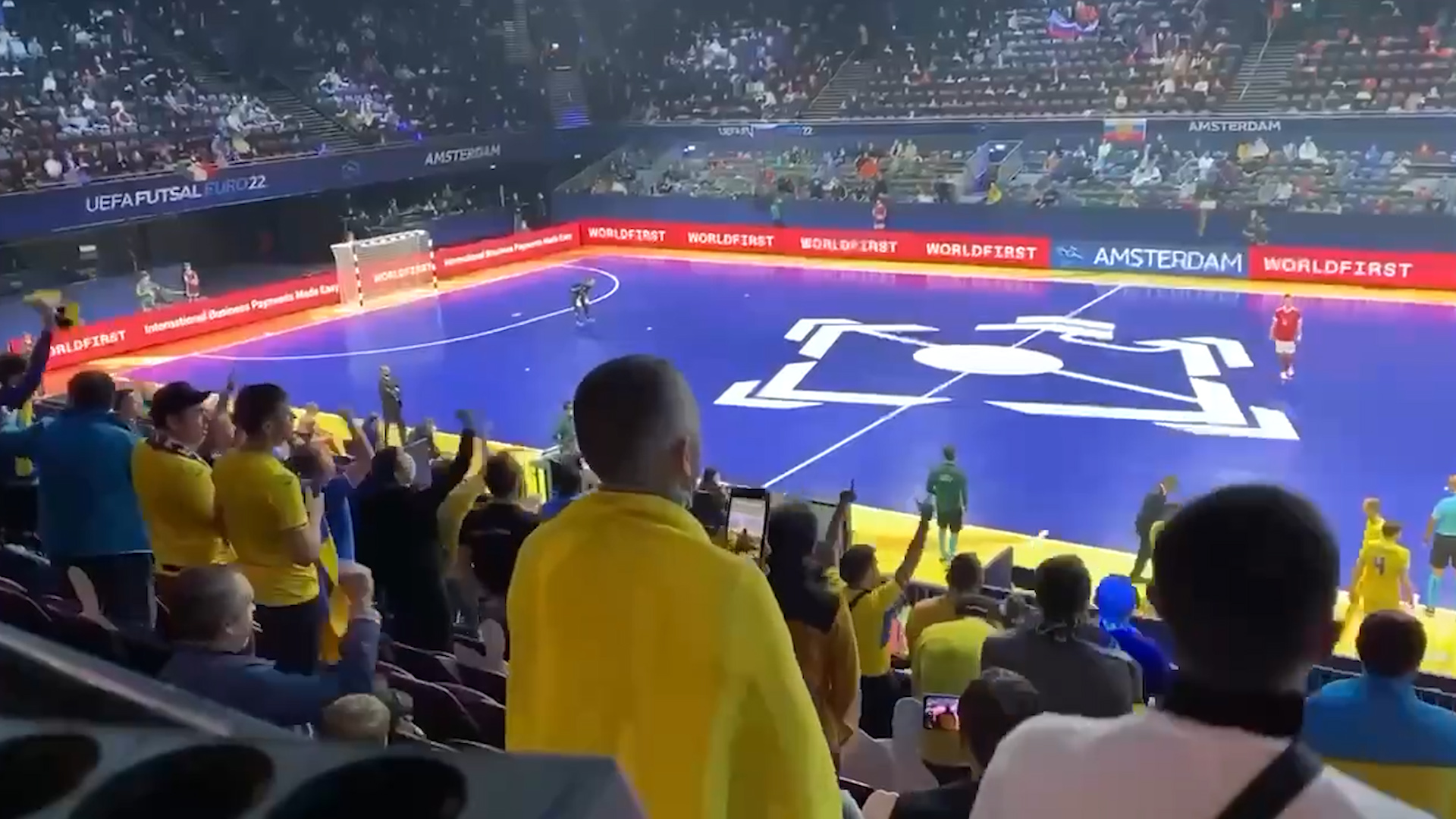 Фанаты Украины кричали 