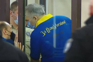 Поседевший Саакашвили появился в суде в футболке в поддержку Украины