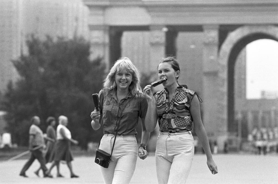 Девушки во время прогулки на ВДНХ СССР. Фото © ТАСС / Юрий Лизунов и Владимир Яцина