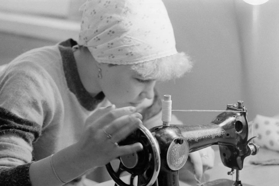 Работница ателье во время работы. Фото © ТАСС / Калачев Сергей