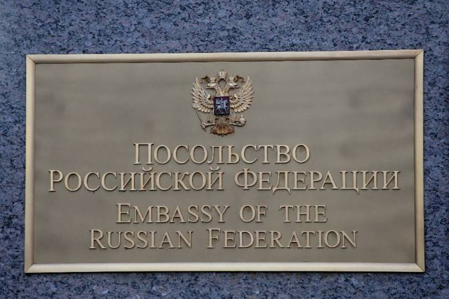 <p>Табличка у входа в здание Посольства России в США © ТАСС / Егор Алеев</p>