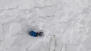Момент схода лавины на сноубордиста в сочинских горах попал на видео