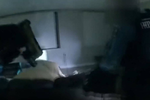 Жёсткое видео: В США полицейские застрелили 22-летнего афроамериканца в собственной постели