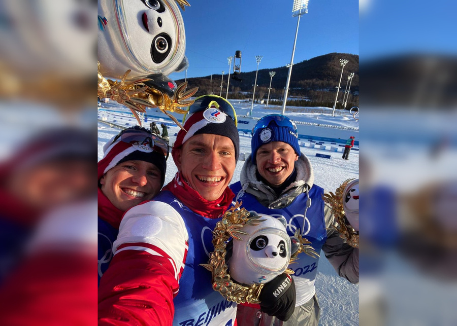 <p>Александр Большунов (в центре) после победы на Олимпиаде © Instagram / <a href="https://www.instagram.com/p/CZoTL57KVQx/" target="_blank" rel="noopener noreferrer">san_sanych_bolshunov</a></p>