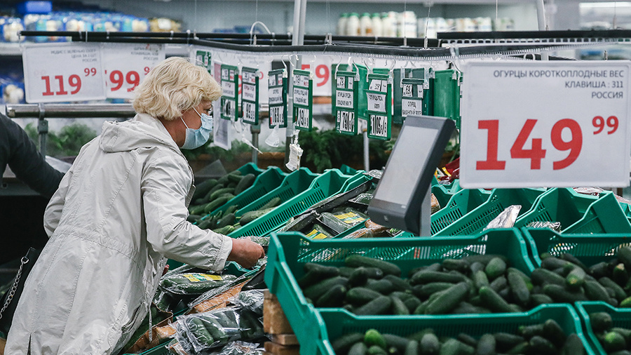 <p>Женщина выбирает овощи в гипермаркете. Фото © ТАСС / Андрей Любимов</p>
