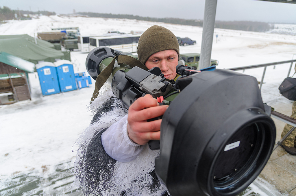 Украинский солдат держит ПТУР NLAW (лёгкое противотанковое оружие и противотанковая управляемая ракета) во время военных учений. Фото © Getty Images / Mykola Tys / SOPA Images / LightRocket